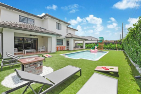 Experience Miami's Bongo's House Private Pool and Game Room Luxury Rental L54